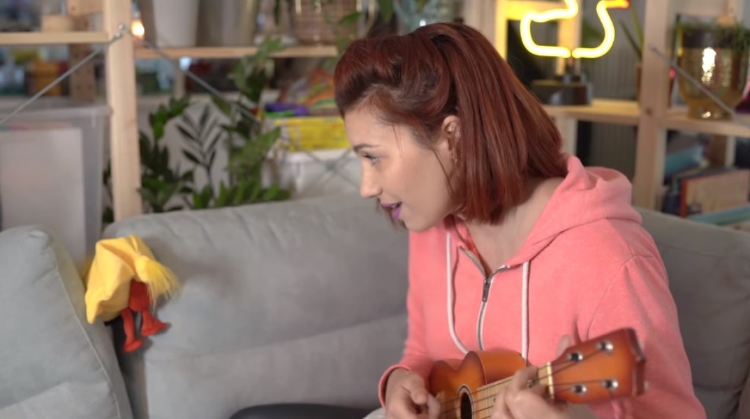 Ακούστε την Πέννυ Μπαλτατζή να τραγουδά από το σαλόνι αγαπημένα παιδικά τραγούδια, κάνοντας και τα κατάλληλα σκετσάκια.