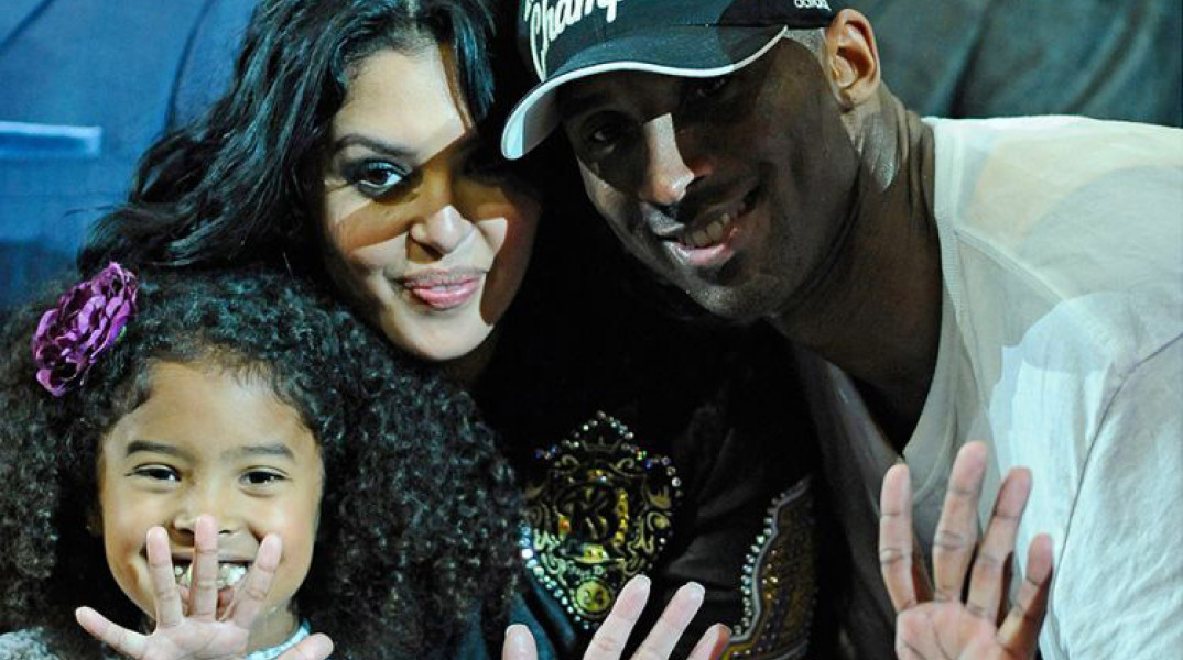 Ο Κόμπι με την οικογένειά του