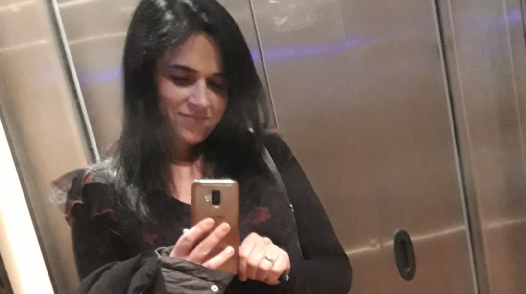 #menoumespiti με την Athens Voice: Η Κατερίνα Μαλακατέ περιγράφει μία μέρα στο σπίτι, εν μέσω πανδημίας κορωνοϊού.