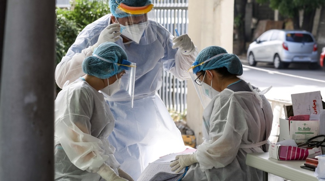 Εργαζόμενοι στον τομέα της υγείας κόλλησαν κορωνοϊό στη δουλειά