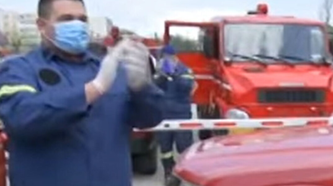 Με χειροκροτήματα ευχαρίστησαν οι πυροσβέστες τους γιατρούς που μάχονται τον κορωνοϊό στο Νοσοκομείο «Σωτηρία»