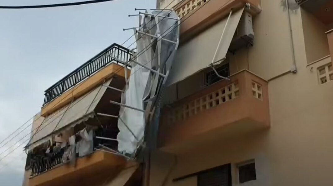 Κρήτη: Πλαστική πισίνα «απογειώθηκε» λόγω του αέρα από την ταράτσα πολυκατοικίας και έπεσε σε καλώδια της ΔΕΗ