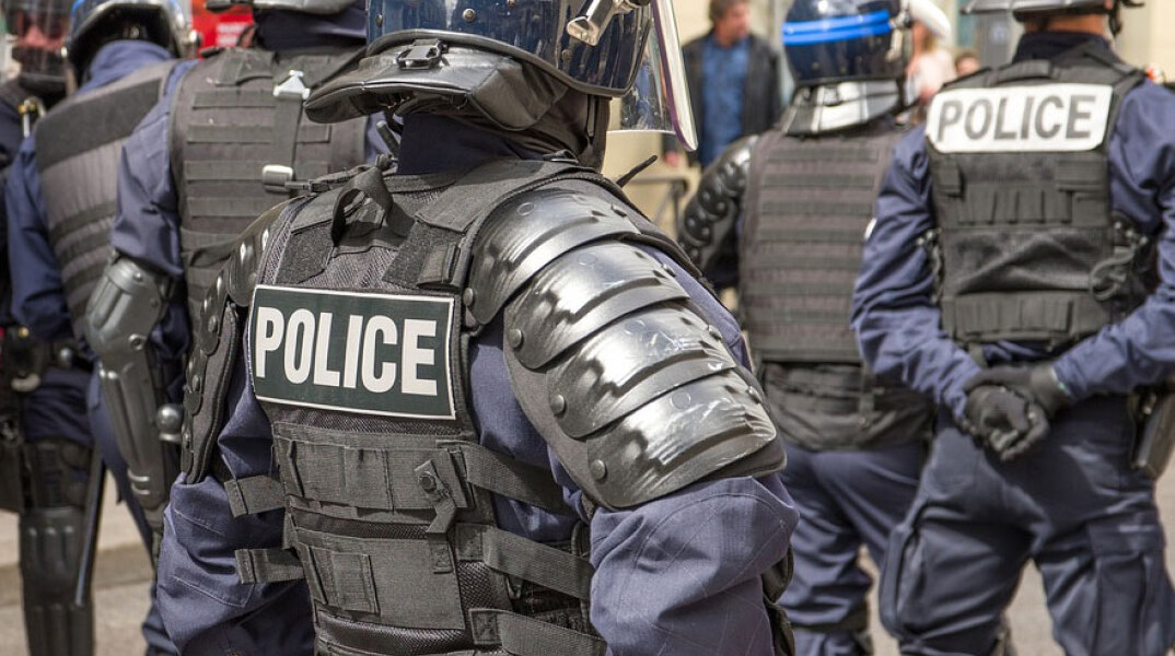 Γαλλία: Επίθεση άνδρα με μαχαίρι σε βάρος αστυνομικών στο Παρίσι
