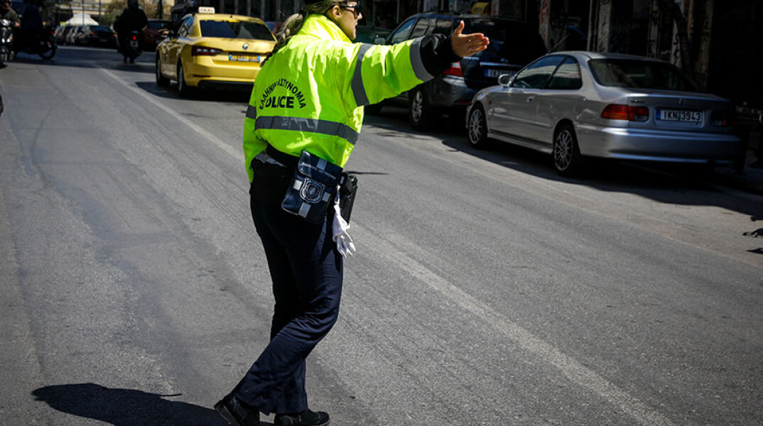 Από το Μεγάλο Σάββατο έως και τη Δευτέρα του Πάσχα, μόνο δύο άτομα ανά όχημα στην κατ' εξαίρεση μετακίνηση για παροχή Βοήθειας (κωδικός Β4)