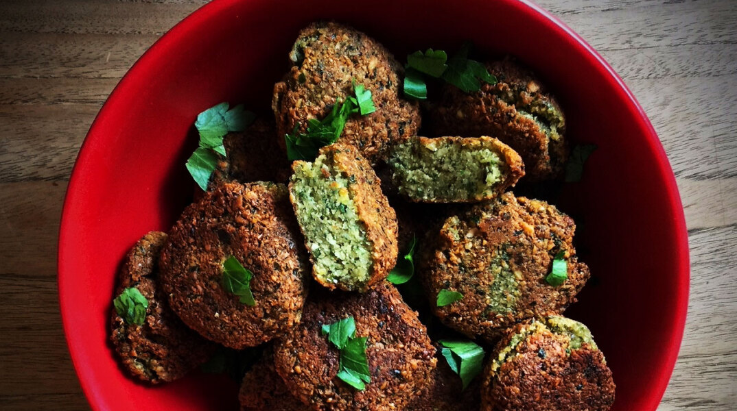 Ο Δημήτρης Ξανθούλης μένει σπίτι και μαγειρεύει