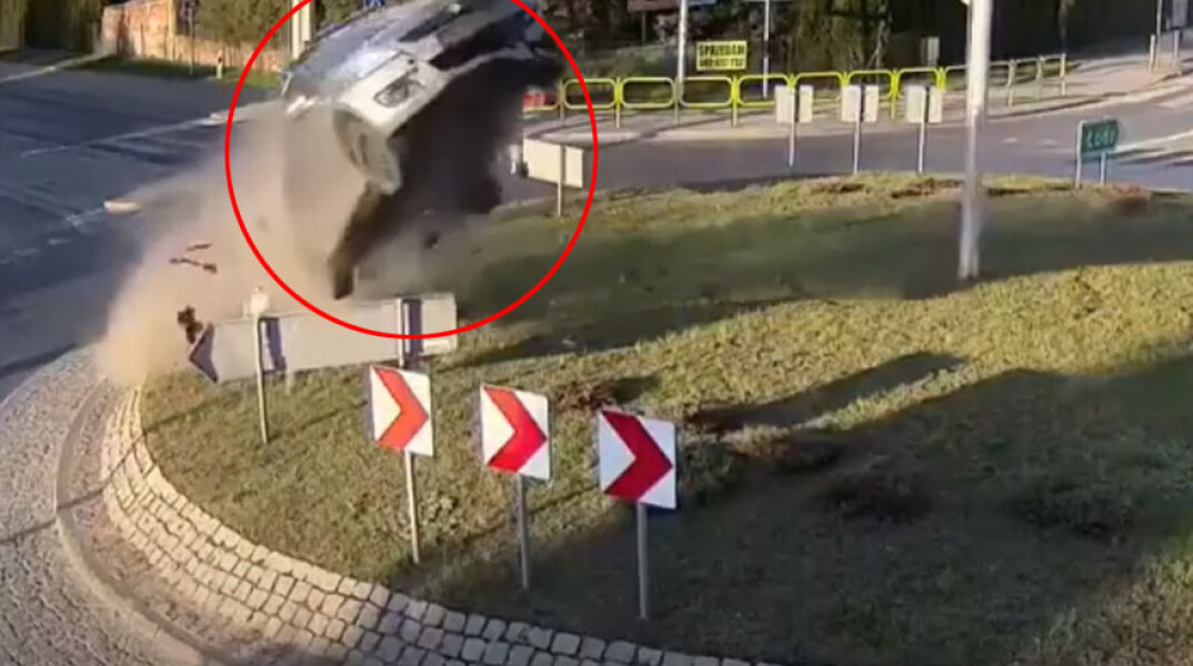 Τροχαίο: Η στιγμή που ΙΧ «εκτοξεύεται» πάνω από κυκλική πλατεία στην Πολωνία