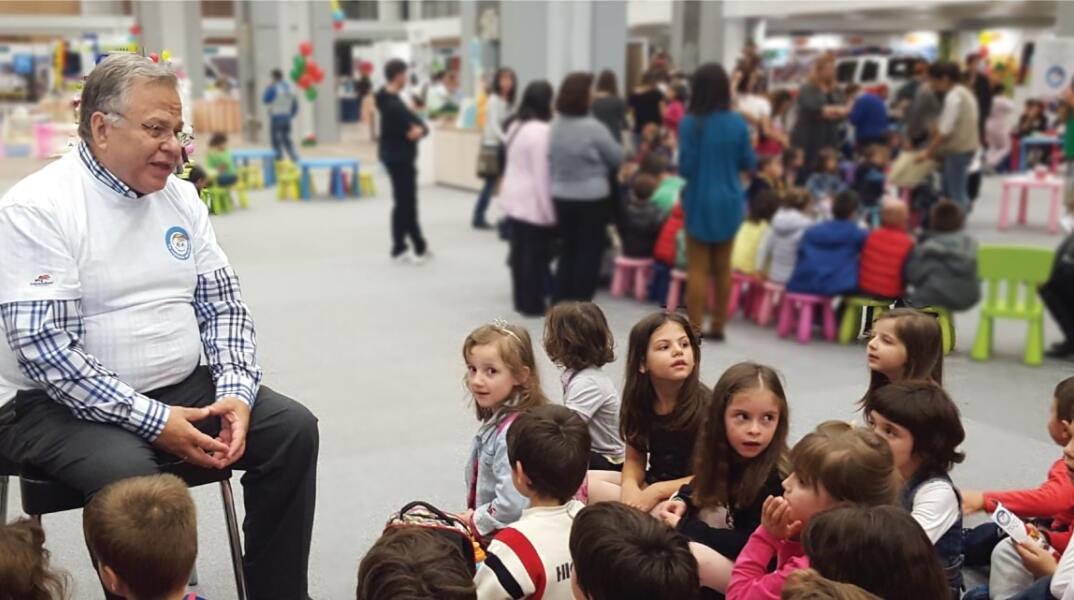 Tο Χαμόγελο του Παιδιού αύξησε τις δράσεις του την περίοδο του κορωνοϊού και μας ζητά μια μεγάλη εικονική αγκαλιά αυτό το Πάσχα