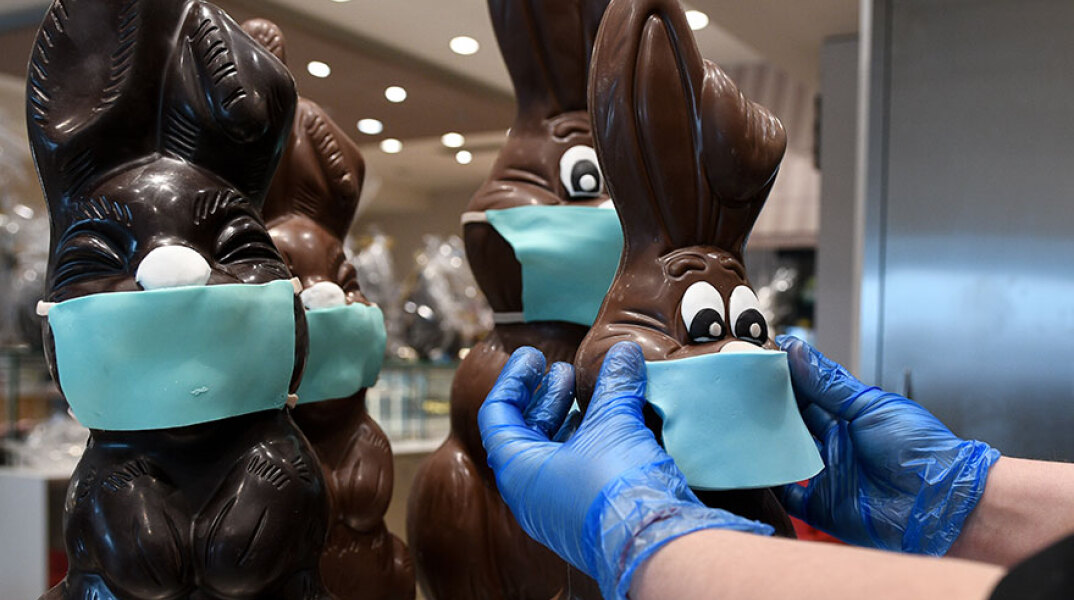 Σοκολατένια λαγουδάκια με μάσκες λόγω κορωνοϊού