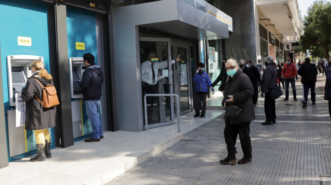 Οι νέες κατηγορίες εργαζομένων για τα 800 ευρώ