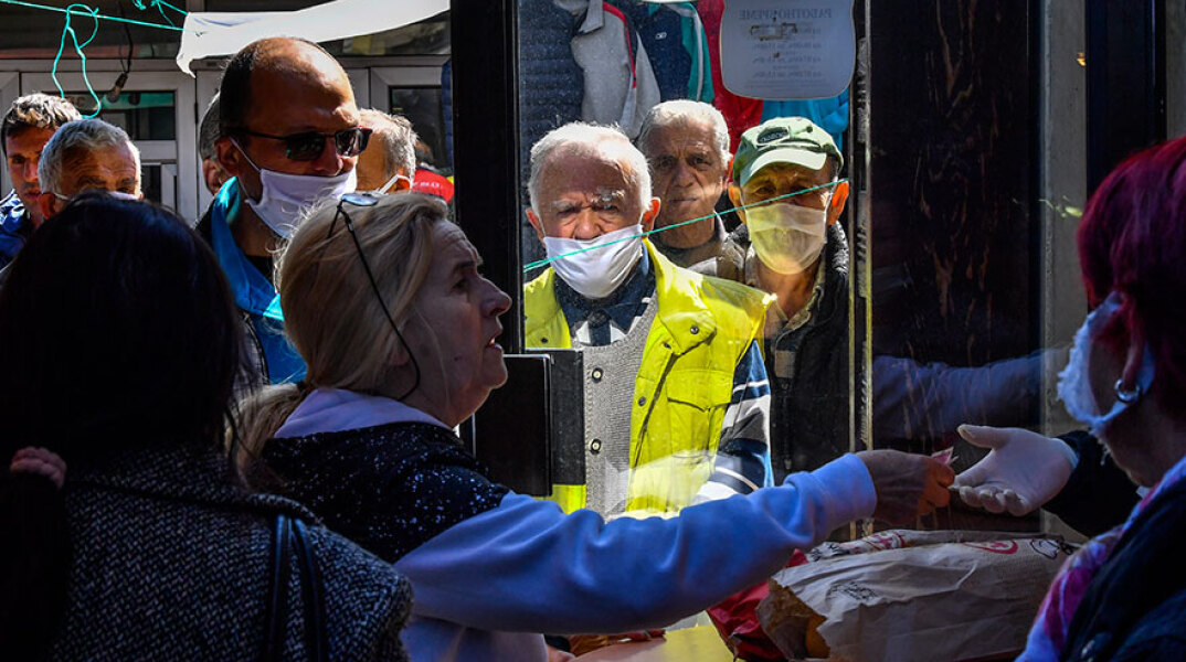 Κορωνοϊός στη Βόρεια Μακεδονία: Ουρές έξω από αρτοποιείο στα Σκόπια