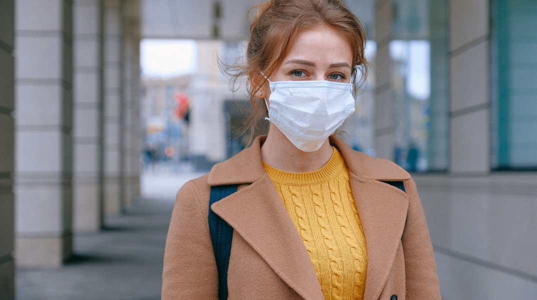Γυναίκα που φορά ιατρική μάσκα προστασίας