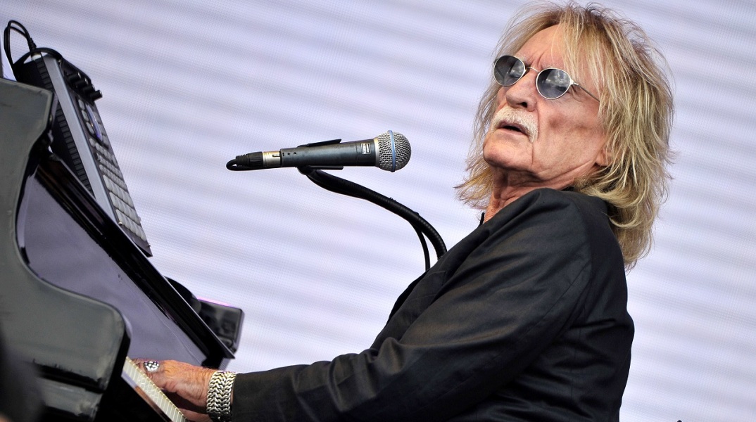 Ο Γάλλος τραγουδιστής Κριστόφ, ερμηνευτής των μεγάλων επιτυχιών "Aline", "Mots Bleus" και "Oh! Mon Amour" πέθανε σε ηλικία 74 ετών, ανακοίνωσε η σύζυγός του