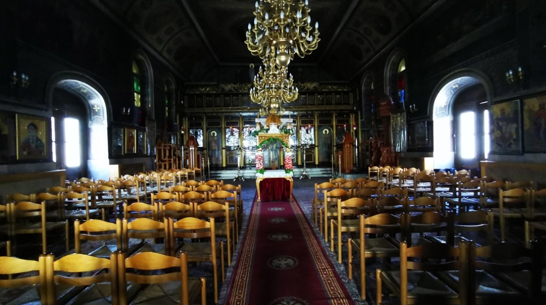 Επεισόδια με πιστούς έξω από εκκλησία στον Κορυδαλλό