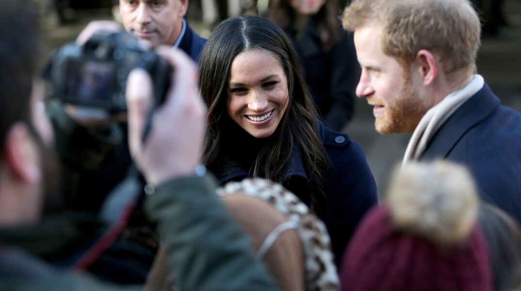 Φορώντας γάντια και μάσκα, ο πρίγκιπας Χάρι και η Μέγκαν Μαρκλ διένειμαν γεύματα σε ασθενείς στο Λος Άντζελες