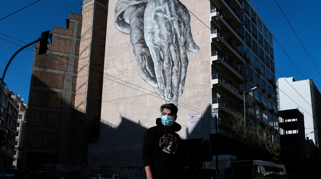 Το «προβληματικό παιδί» της περιόδου της χρηματοπιστωτικής κρίσης θέτει παράδειγμα για τον κόσμο σε ό,τι αφορά την γρήγορη αντίδραση στην πανδημία, γράφει το πρακτορείο Bloomberg. 