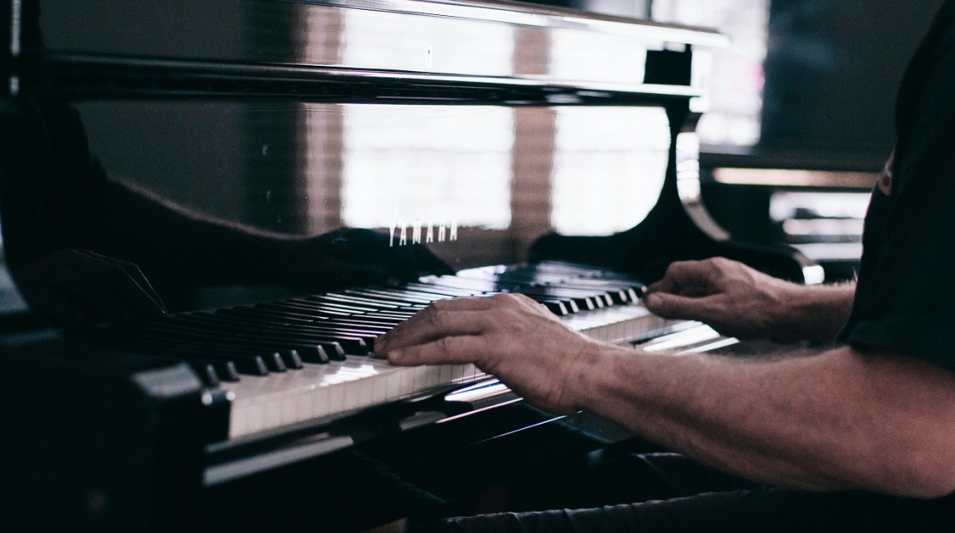 Άνδρας που παίζει πιάνο