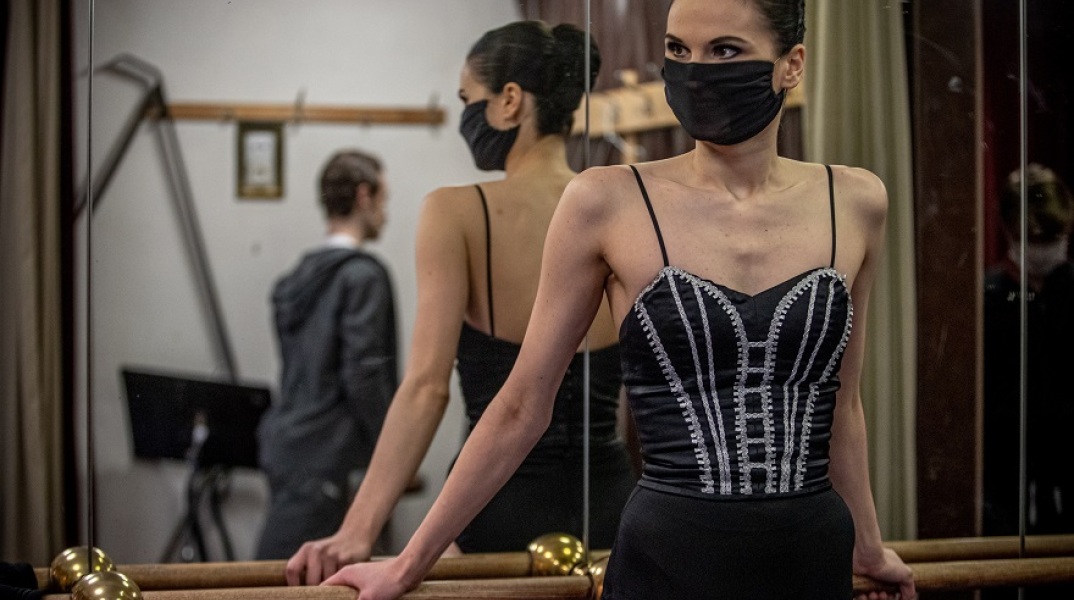 Χορεύτρια κλασικού μπαλέτου στην Πράγα ετοιμάζεται να χορέψει με μάσκα για τον κορωνοϊό