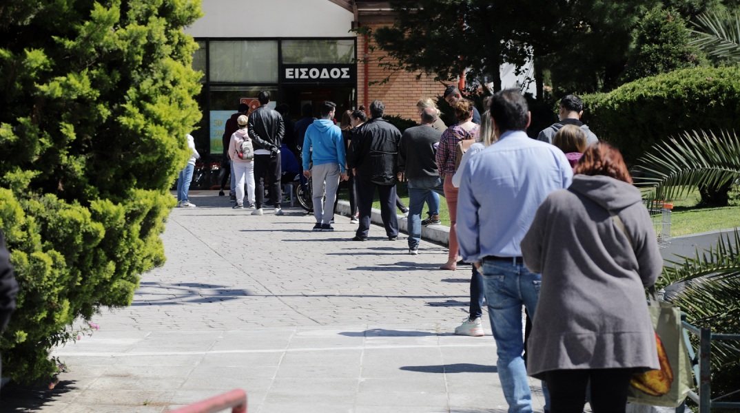 Ουρές στα σούπερ μάρκετ, παρατείνεται το ωράριο 