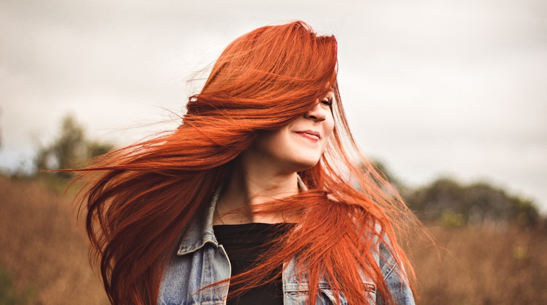Κοπέλα με κόκκινα μαλλιά