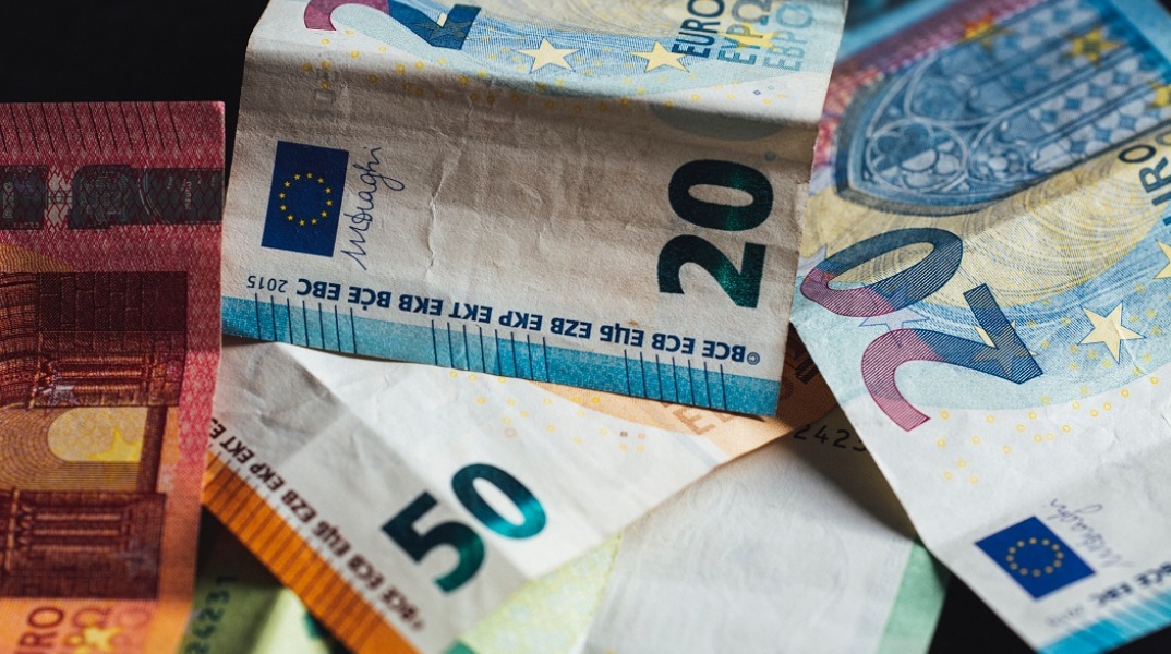 Τα χαρτονομίσματα του ευρώ μολύνονται πιο εύκολα από μικρόβια σε σχέση με τα κέρματα, επιβεβαιώνουν Γερμανοί επιστήμονες 