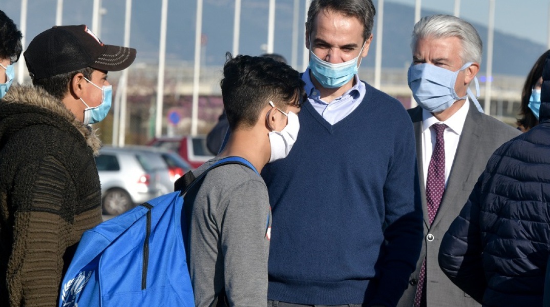 Ο Μητσοτάκης στην αναχώρηση των 49 ασυνόδευτων 