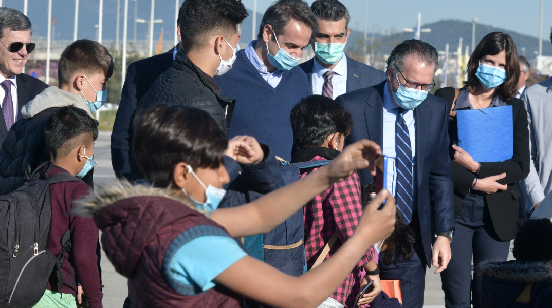 Στην αναχώρηση των ασυνόδευτων ανηλίκων ο Μητσοτάκης