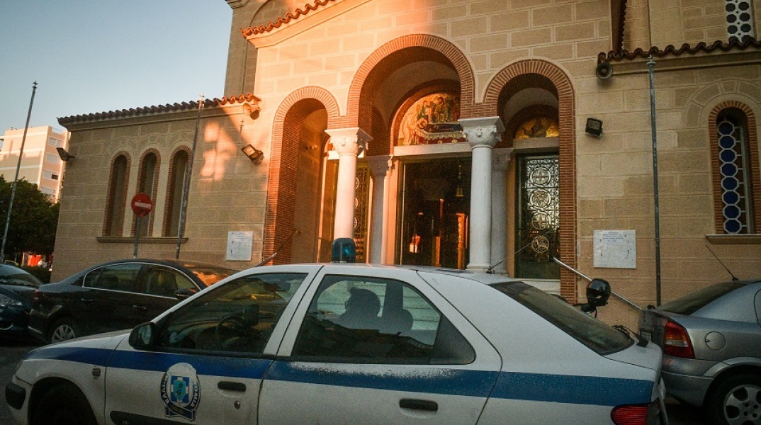 Περιπολικό έξω από εκκλησία - Φωτογραφία Αρχείου