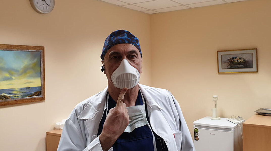 Ο δ/ντής της Γ' Χειρουργικής Κλινικής του ΑΧΕΠΑ, καθ. Ισαάκ Κεσίσογλου φορά τη νέα πρωτοποριακή μάσκα