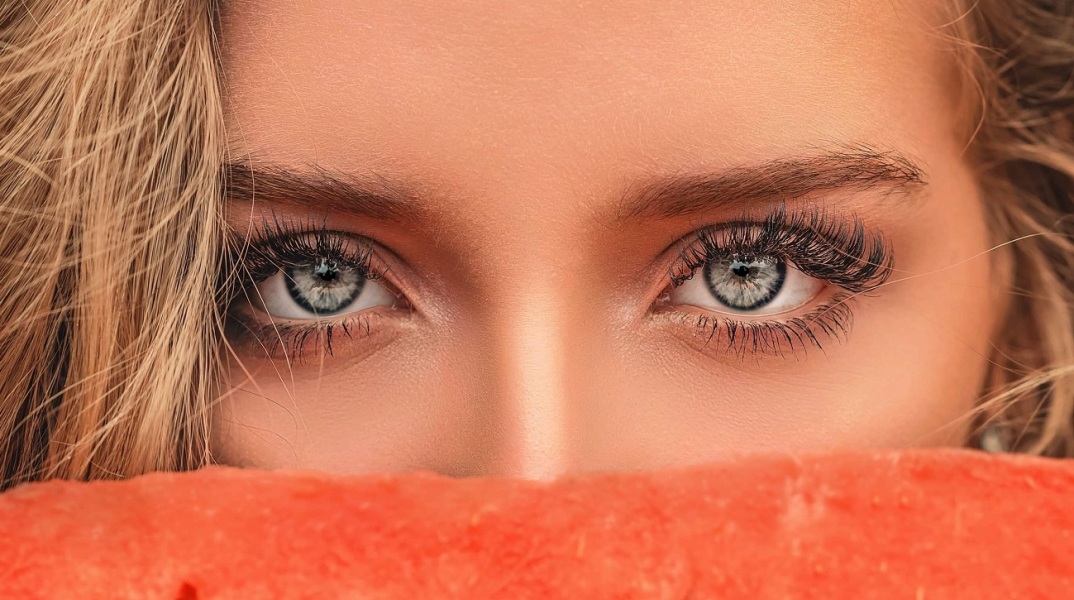 Πρόσωπο κοπέλας με πράσινα μάτια και έντονες βλεφαρίδες