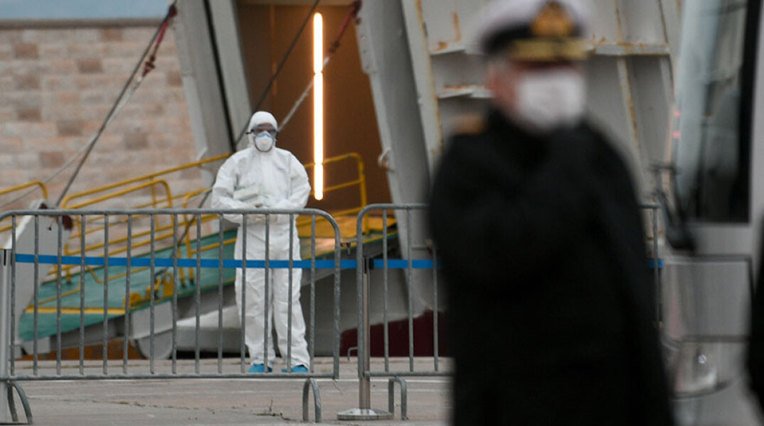 Το πλοίο «Ελευθέριος Βενιζέλος» όταν τέθηκε σε καραντίνα