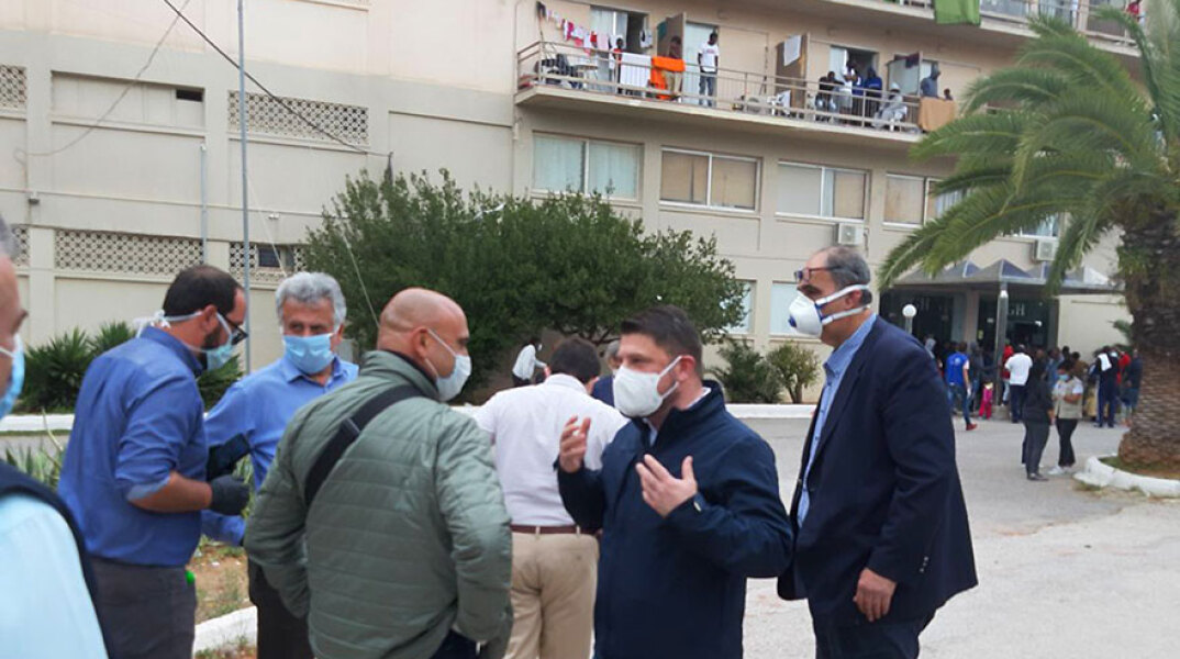 Ο Νίκος Χαρδαλιάς στο ξενοδοχείο, που τέθηκε σε καραντίνα και φιλοξενούνται πρόσφυγες και μετανάστες στο Κρανίδι  