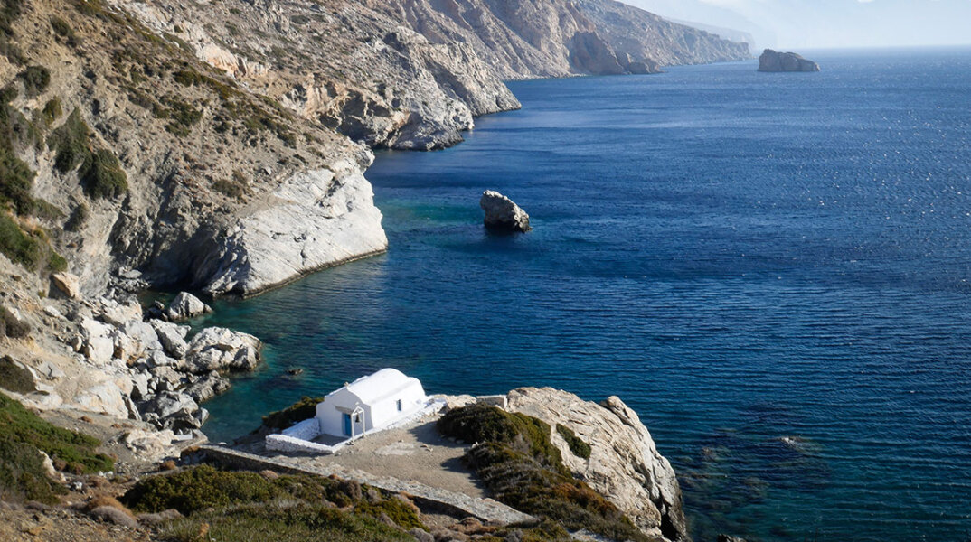 Εικόνα από το σημείο όπου γυρίστηκε το «Απέραντο Γαλάζιο», στην Αγία Άννα κάτω από το Μοναστήρι της Παναγίας της Χοζοβιώτισσας στην Αμοργό