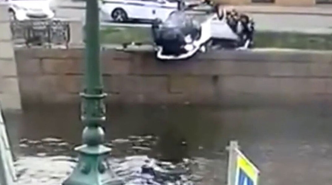 Αυτοκίνητο «τούμπαρε» δίπλα στο ποτάμι έπειτα από αστυνομική καταδίωξη στην Αγία Πετρούπολη