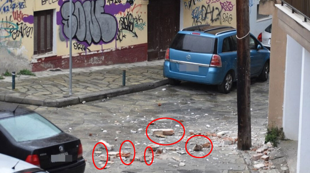 Κοζάνη: Στη μέση του δρόμου έπεσαν τούβλα και σοβάδες