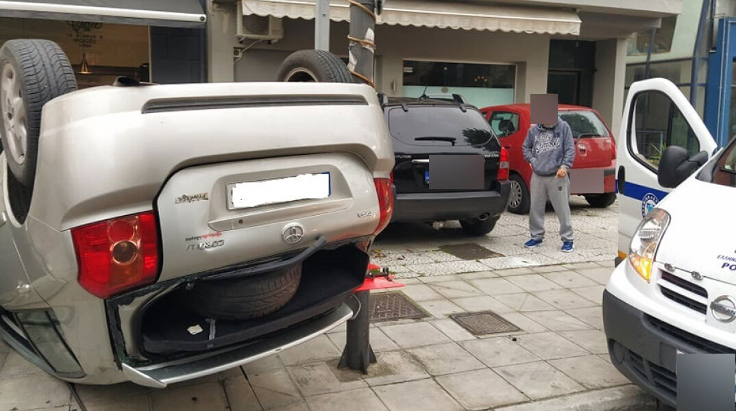 Τα πάνω-κάτω στη Λάρισα: «Τούμπαρε» αυτοκίνητο στο πεζοδρόμιο έπειτα από τροχαίο