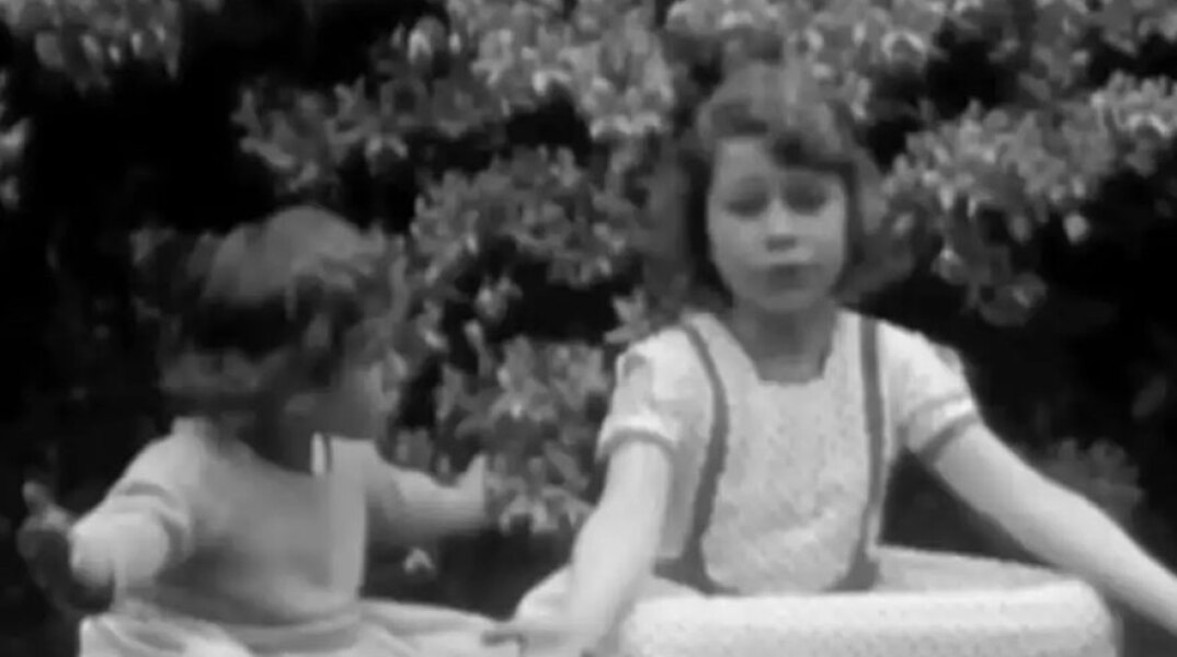 Σπάνια βίντεο από την παιδική ηλικία της βασίλισσας Ελισάβετ με αφορμή τα σημερινά της γενέθλια - Έγινε 94 ετών
