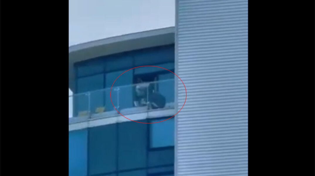 Συναγερμός στο Ην. Βασίλειο: Άνδρας με όπλο σε μπαλκόνι στο Κεντ 