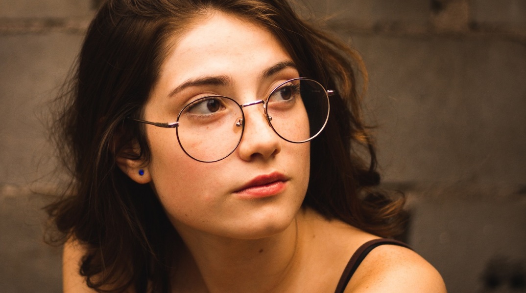 Κοπέλα με γυαλιά οράσεως