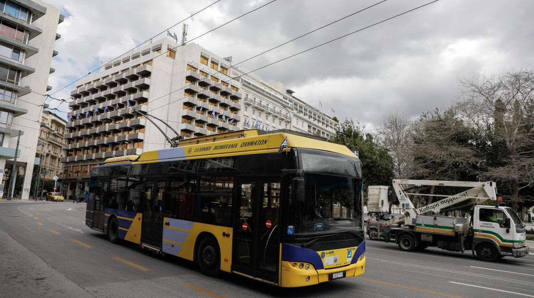 Υποχρεωτική, ίσως, η χρήση μάσκας στα μέσα μεταφοράς 