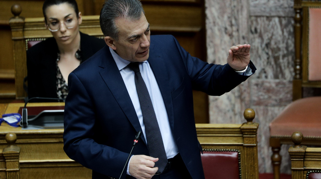 Ανέβηκαν οι τόνοι στη Βουλή για τα voucher 