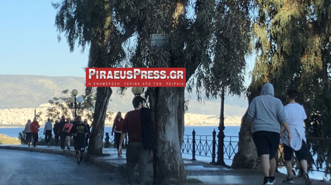 Κορωνοϊός: Ποια απαγόρευση κυκλοφορίας; Πλήθος κόσμου στην Πειραϊκή