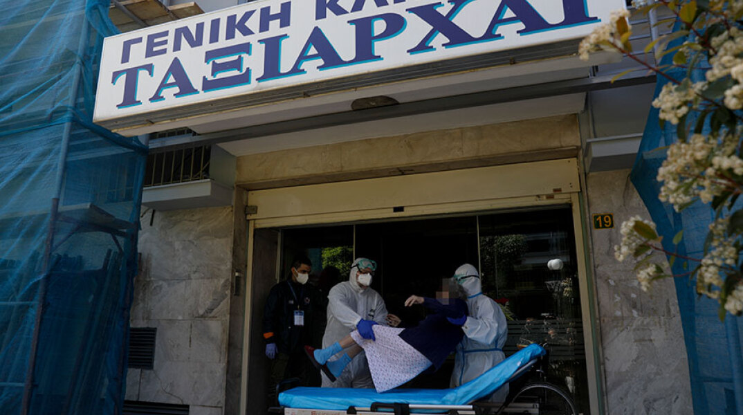 Ασθενείς μεταφέρονται από την κλινική «Ταξιάρχα» στο Περιστέρι