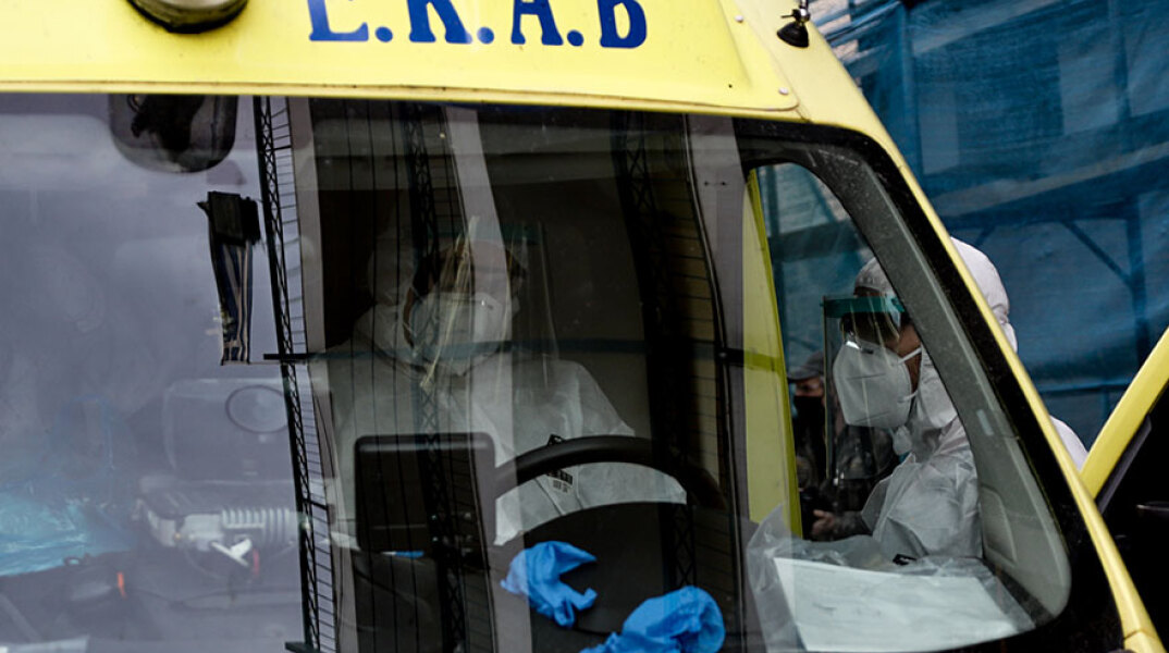 ΕΚΑΒ στη μάχη με τον νέο κορωνοϊό 