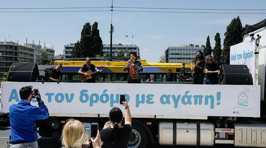 Η Άλκηστις Πρωτοψάλτη γέμισε την Αθήνα με μελωδίες - Η κινητή συναυλία πάνω σε φορτηγό