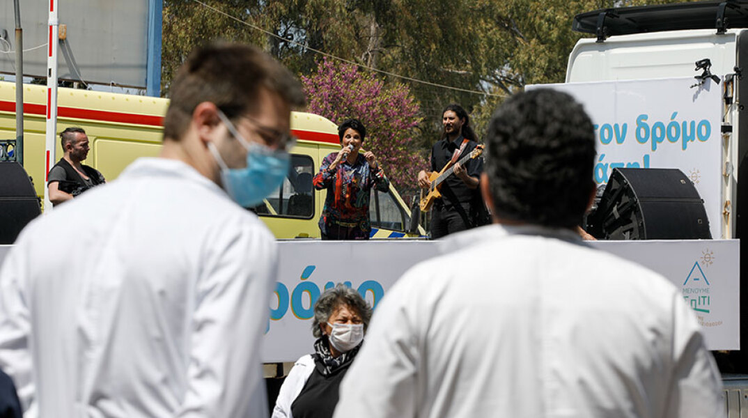 Τι λέει ο μουσικός που έπαιξε κιθάρα στην κινητή συναυλία της Άλκηστις Πρωτοψάλτη