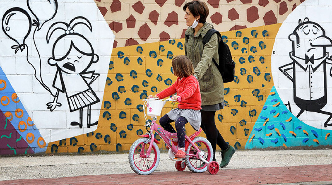 Ισπανία - Κορωνοϊός: Εκτός σπιτιού για πρώτη φορά, μετά από 6 εβδομάδες, τα παιδιά