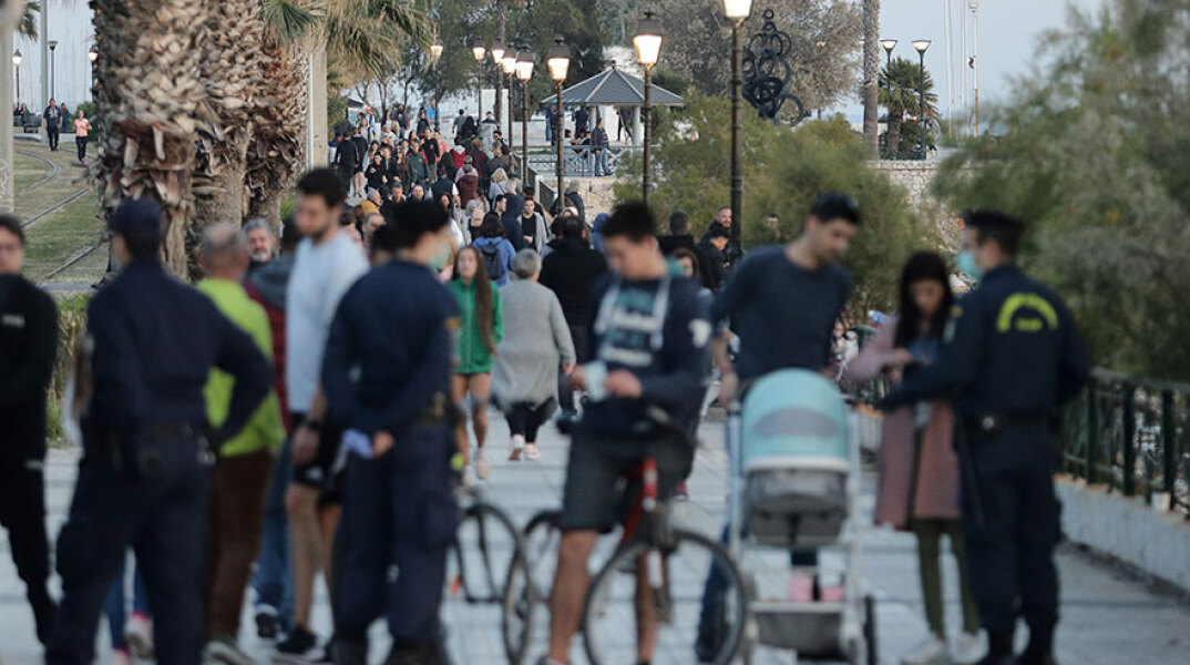 Απαγόρευση κυκλοφορίας: «Κοσμοπλημμύρα» στην παραλία Φλοίσβου εν μέσω κορωνοϊού παρά τους συνεχείς ελέγχους της αστυνομίας