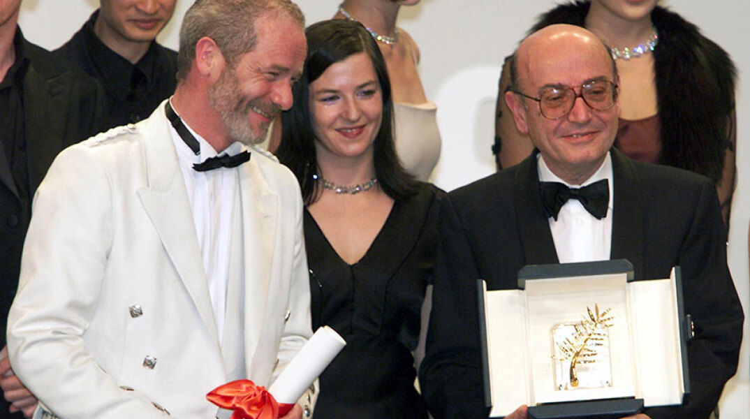 Ο Θεόδωρος Αγγελόπουλος παραλαμβάνει τον «Χρυσό Φοίνικα» των Καννών για την ταινία του «Μια Αιωνιότητα και μια μέρα». Εδώ ποζάρει με τον Άγγλο ηθοποιό Κένεθ Λόουτς