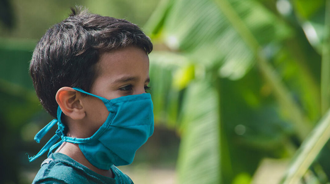 Παιδί προστατεύεται από τον κορωνοϊό με μάσκα