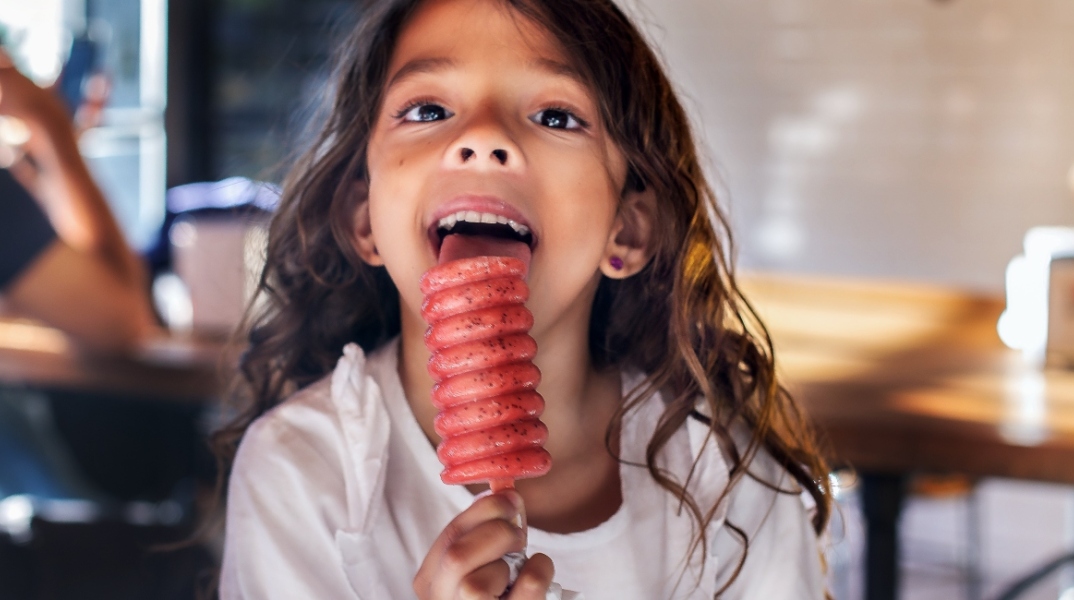 Εύκολες συνταγές για γλυκά που μπορείτε να φτιάξετε μαζί με τα παιδιά σας / Κέικ με σιρόπι λεμονιού